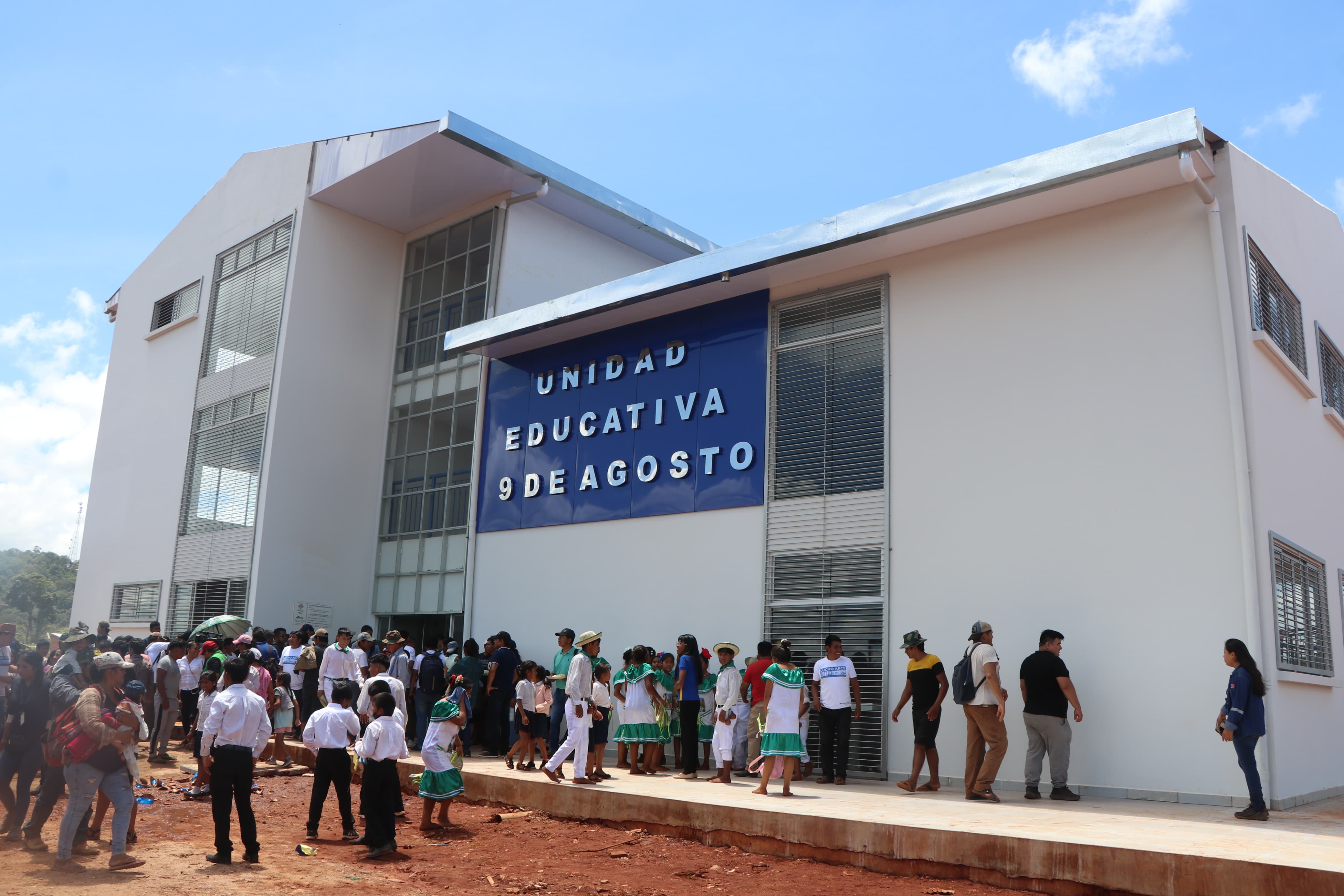 Presidente entrega moderna unidad educativa con mobiliario y laboratorios en la localidad San Martín de Santa Cruz 