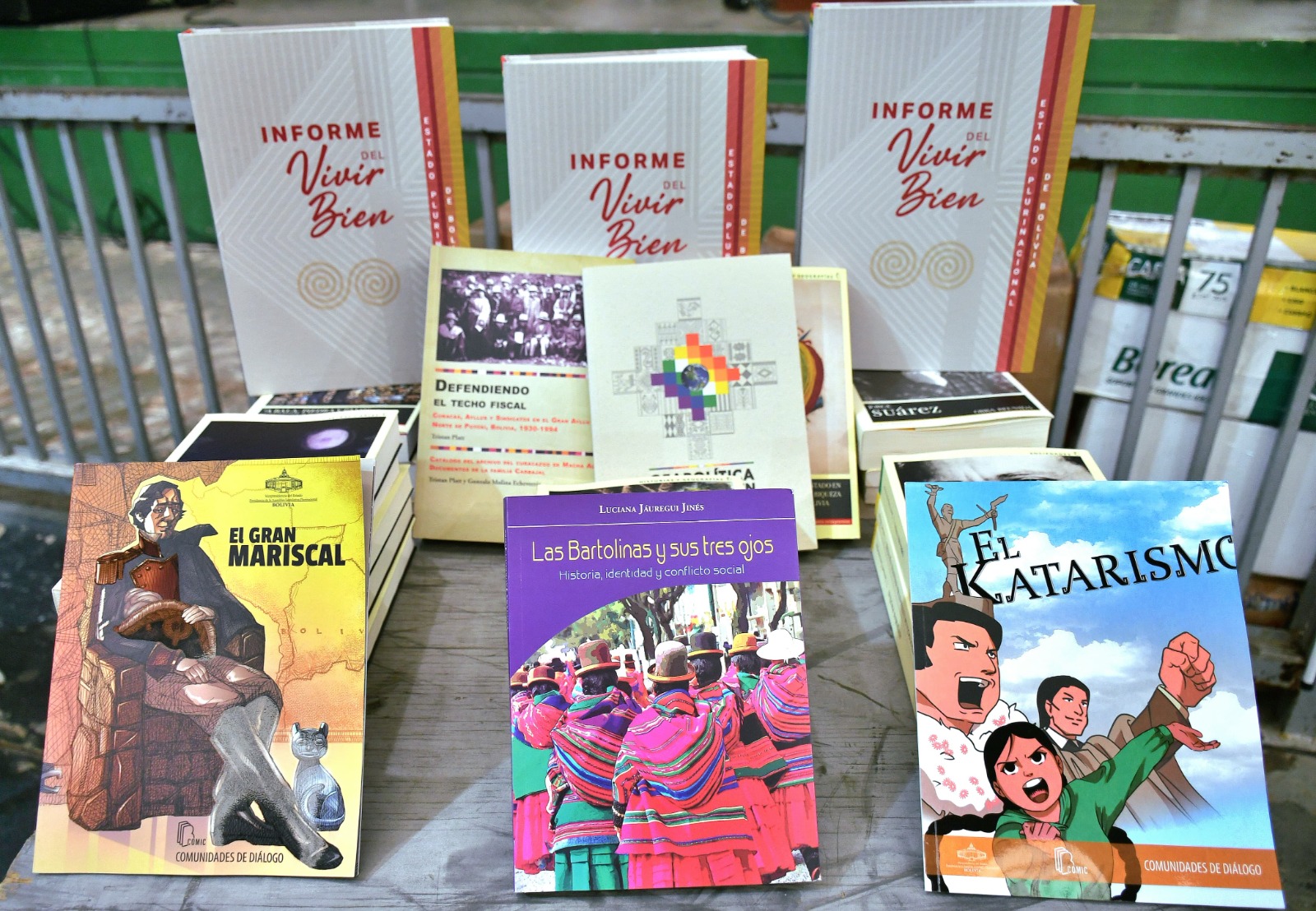 Vicepresidencia y Educación entregan colecciones de libros en Santa Cruz durante exposición del informe del Vivir Bien