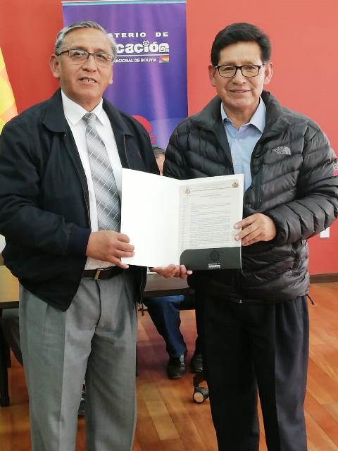 Educación entrega 142 Resoluciones Administrativas a Institutos Técnicos Tecnológicos para cursos en lengua originaria