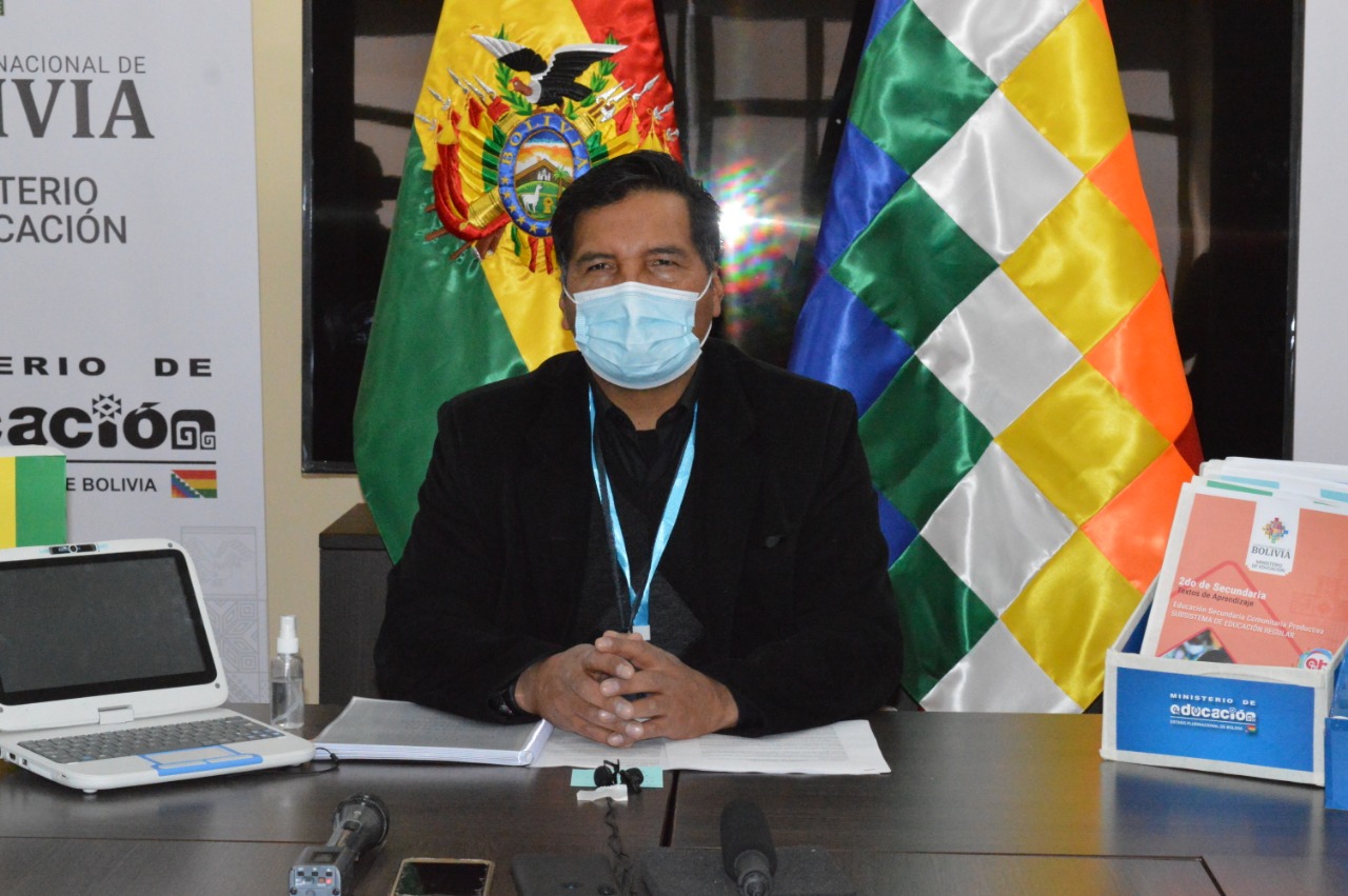 El Ministro de Educación, Prof. Adrián Quelca Tarqui, durante una conferencia de prensa.