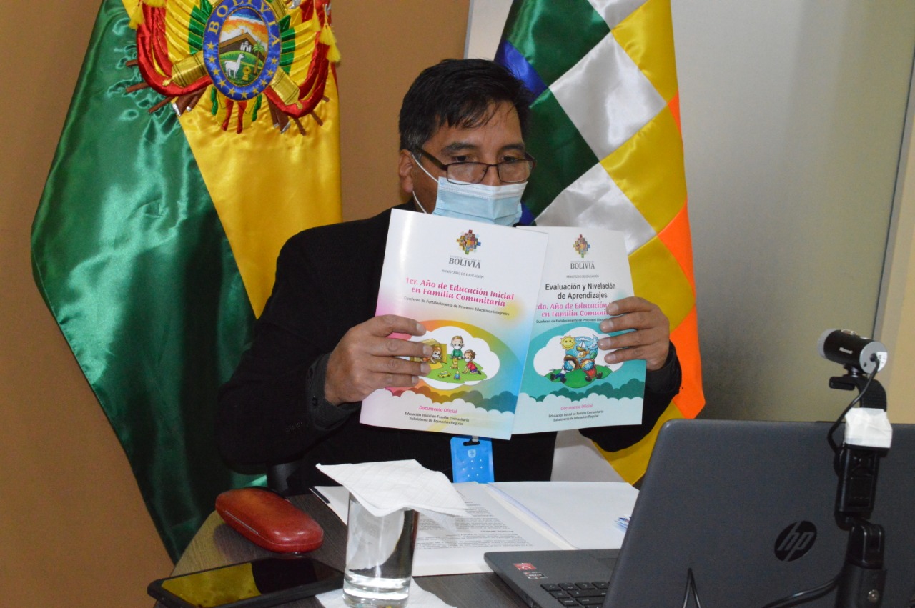 El ministro de Educación, Adrián Quelca, muestra los textos.