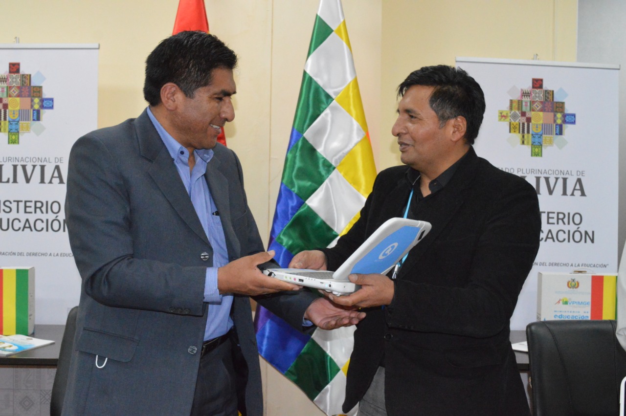 El ministro de Educación, Adrián Quelca, recibe las Kuaa del ministro de Desarrollo Productivo y Economía Pluralicación, Néstor Huanca.