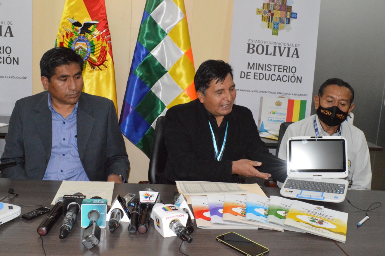 El ministro de Educación, Adrián Quelca, expone las Kuaa.
