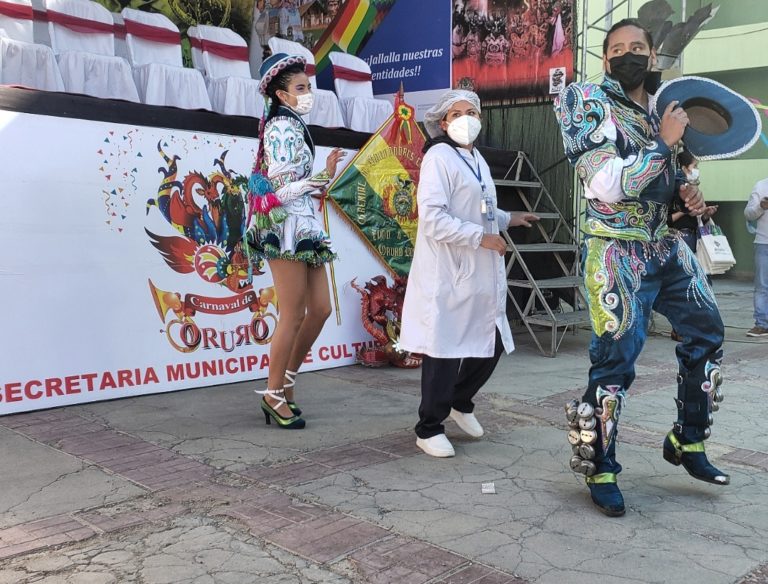 El Ministro de Educación participa en el acto de vacunación masiva para  folkloristas de Oruro