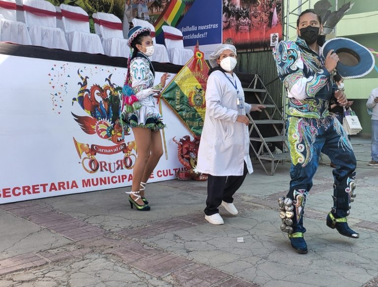 El Ministro de Educación participa en el acto de vacunación masiva para folkloristas de Oruro