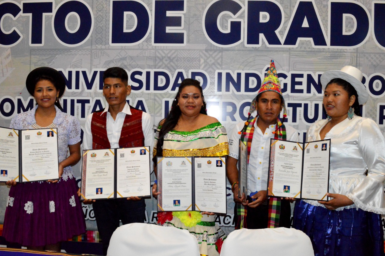 La Universidad Indígena Quechua Casimiro Huanca titula la décima promoción de nuevos profesionales