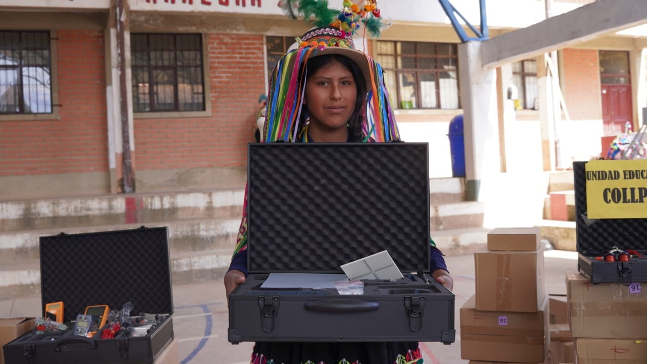 Ministerio de Educación entrega laboratorios científicos completamente equipados en dos municipios de Potosí