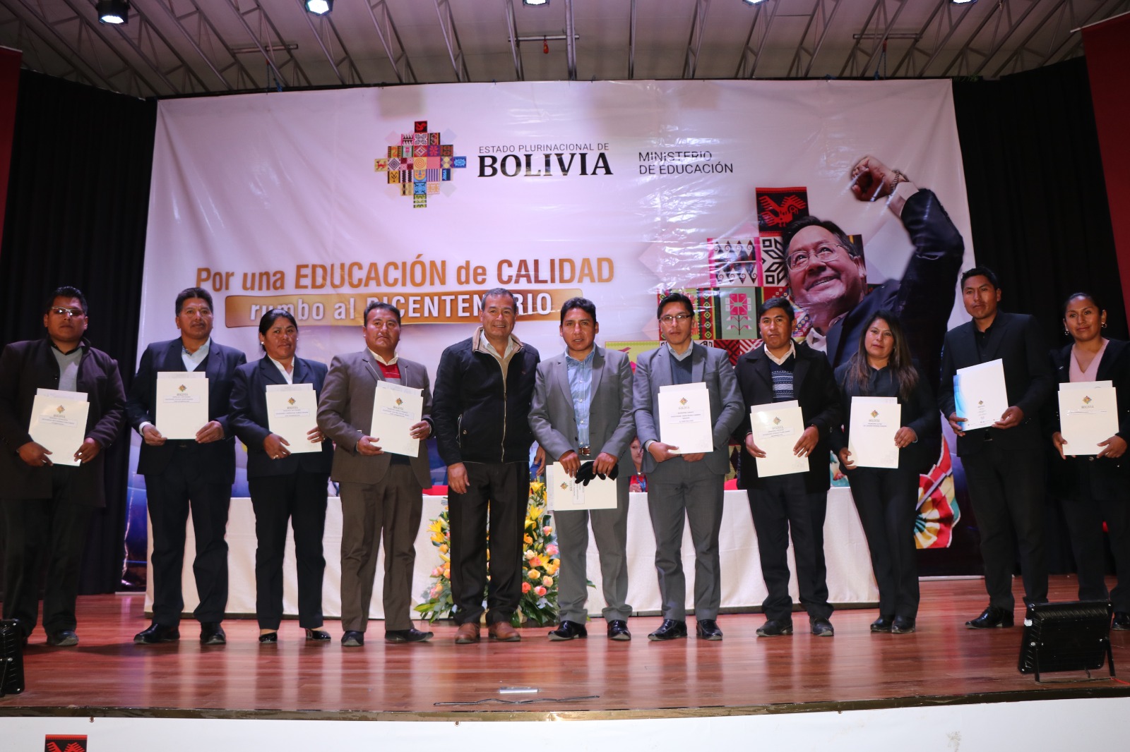Unos 167 facilitadores del programa de Post Alfabetización fueron beneficiados con diplomas de honor, calificación de 2 años de servicio y puntos curriculares