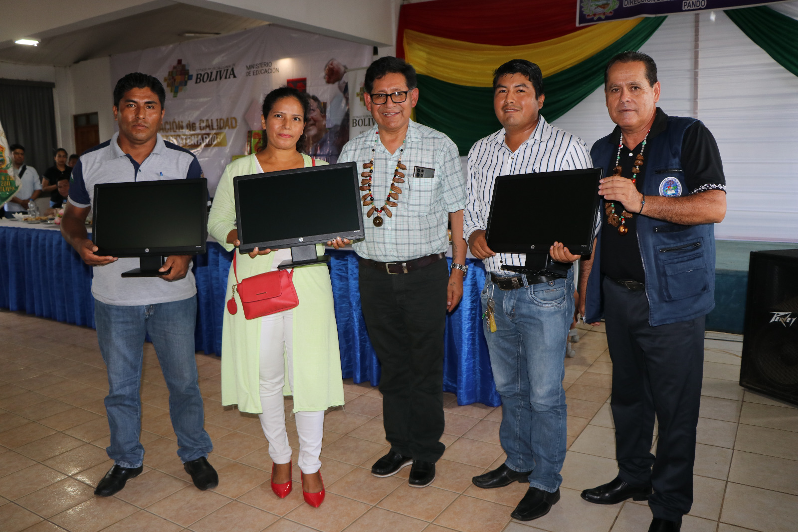 Educación entrega equipos de computación y pizarras a una unidad educativa e institutos técnicos de Pando