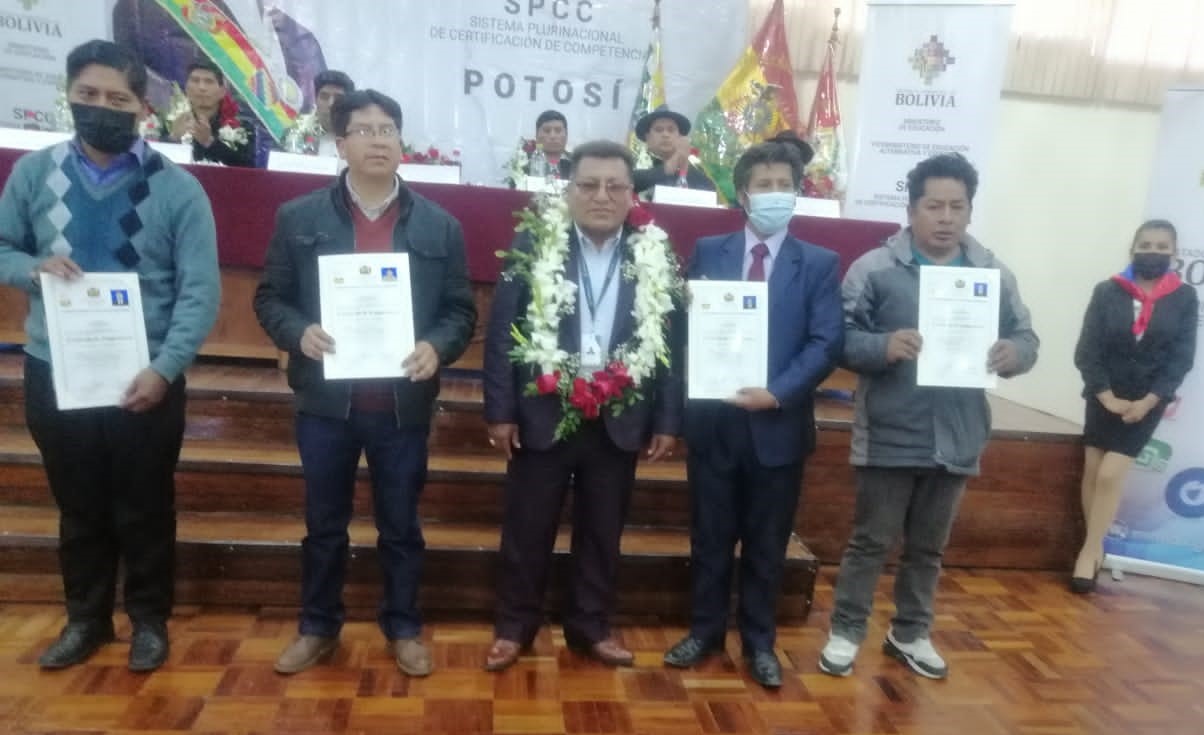 Confeccionistas que preservan la identidad cultural boliviana reciben certificación en sus rubros artesanales