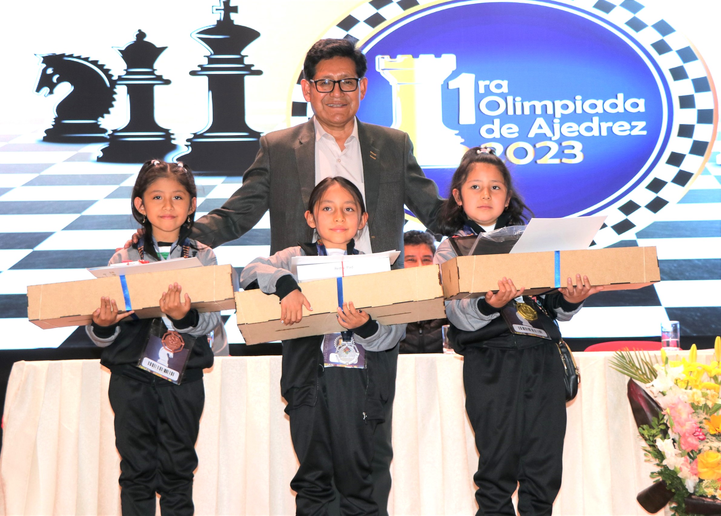 Educación premió con laptops, tablets, celulares, medallas y tableros a los 36 estudiantes ganadores de la 1ra. Olimpiada de Ajedrez   