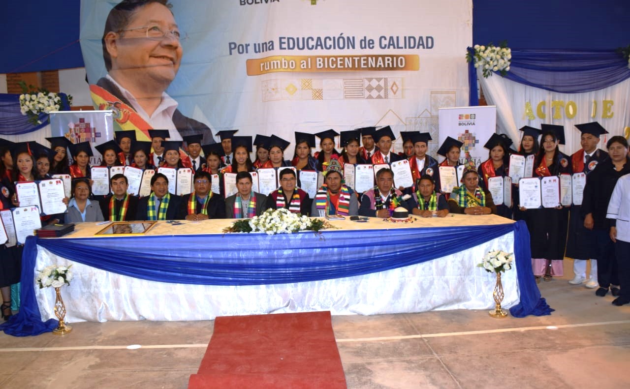 Ministro Veliz entrega 77 títulos profesionales a jóvenes y señoritas del municipio de Ocurí